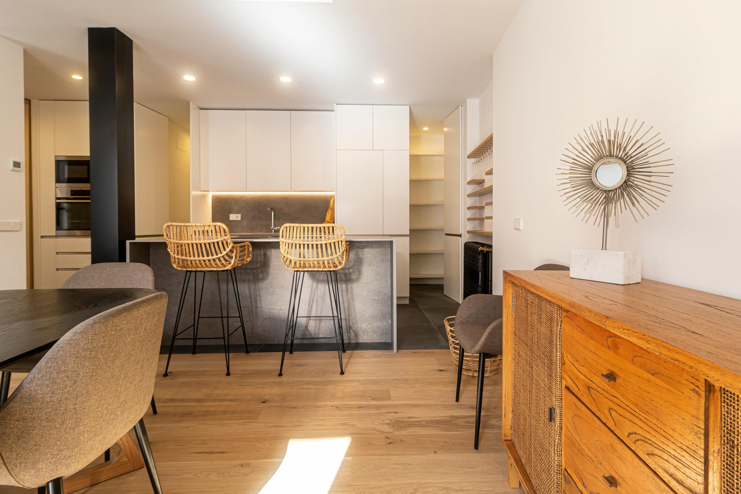 Stylish kitchen and dining space with contemporary furniture in Madrid apartment.